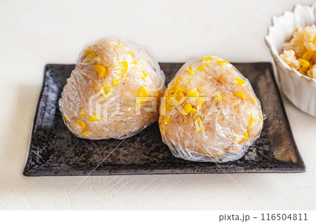 とうもろこしご飯のおむすび 116504811