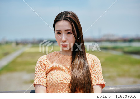 橋の上で怒りの表情をする若い女性 116505016