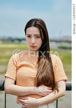 橋の上で怒りの表情をする若い女性 橋の上で怒りの表情をする若い女性 116505017
