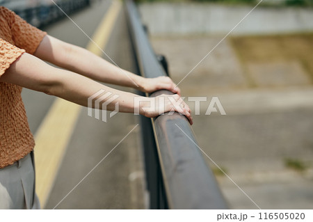 景色を眺める若い女性 116505020