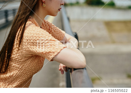 景色を眺める若い女性 景色を眺める若い女性 116505022