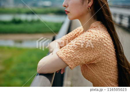 景色を眺める若い女性 116505023