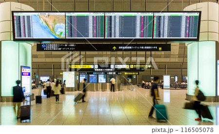 空港に設置されたデジタルサイネージ 空港に設置されたデジタルサイネージ 116505078
