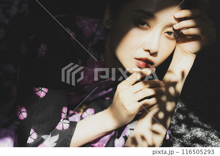 黒い浴衣の女性    116505293