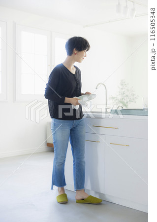 キッチンの女性 　 116505348