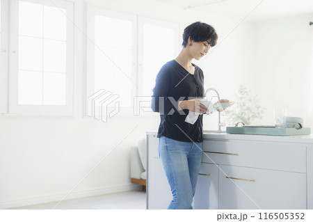 キッチンの女性 　 116505352