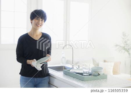 キッチンの女性 　 116505359