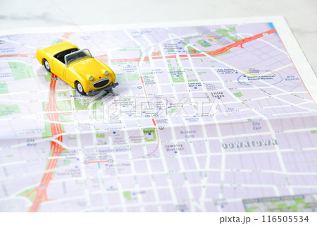 ふたり乗りのオープンカーで、気ままなドライブ旅行に出発するイメージ画像 116505534