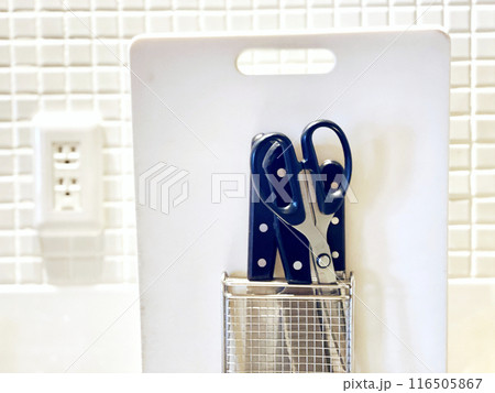 キッチンに置いたまな板とナイフとキッチンバサミ 116505867