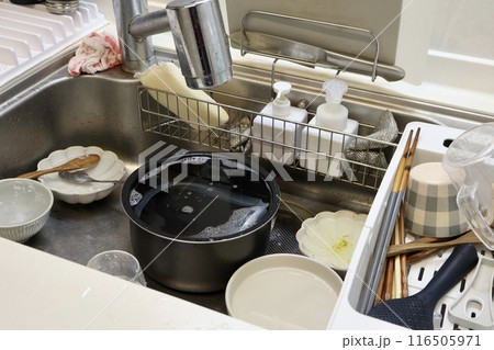食器が放置された台所 116505971