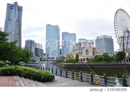 横浜市西区みなとみらい　運河パークの散策路と高層ビル群 116506300