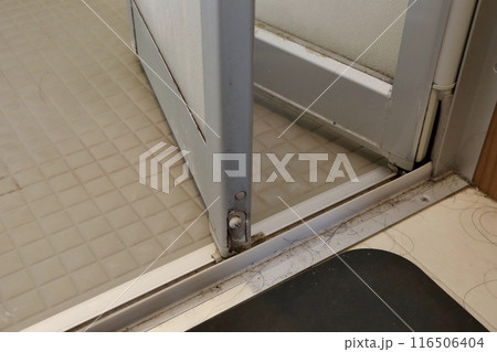浴室出入口の折れ戸のレールの汚れ 116506404