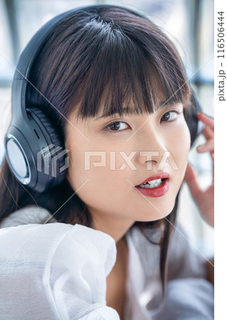 ヘッドホンで音楽を聴く若い女性 ヘッドホンで音楽を聴く若い女性 116506444