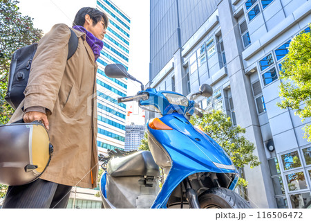 バイク通勤をするビジネスマン　横浜 116506472