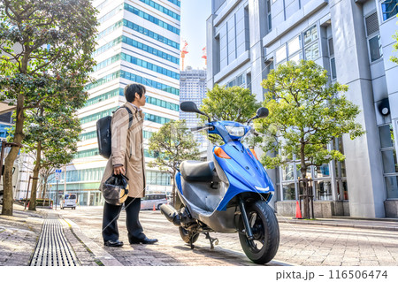 バイク通勤をするビジネスマン　横浜 116506474
