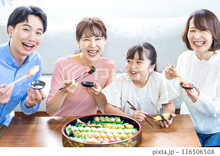 家族でお寿司 116506508