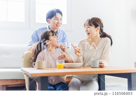 リビングでくつろぐ家族 リビングでくつろぐ家族 116506803