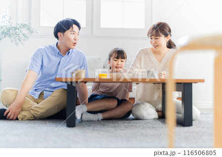 リビングでくつろぐ家族 116506805