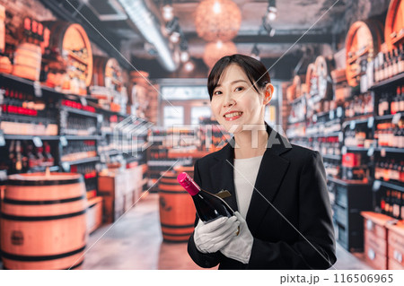 ワインを持つ女性のソムリエ 116506965