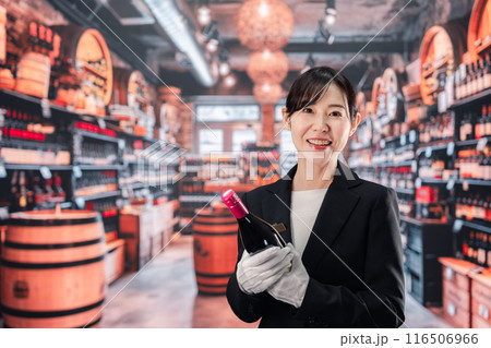 ワインを持つ女性のソムリエ 116506966