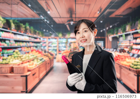 ワインを持つ女性のソムリエ 116506973