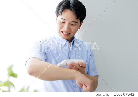 セルフ脱毛をする若い男性 116507042