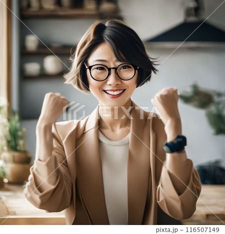 ガッツポーズする女性 ガッツポーズする女性 116507149