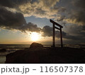 夕暮れ時のつぶて浦鳥居 116507378