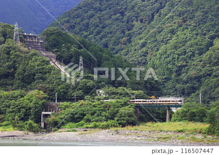 水力発電所と身延線特急ふじかわ号 水力発電所と身延線特急ふじかわ号 116507447