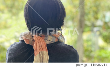 スカーフを巻いた女性の後姿_自然背景ワイド スカーフを巻いた女性の後姿_自然背景ワイド 116507714