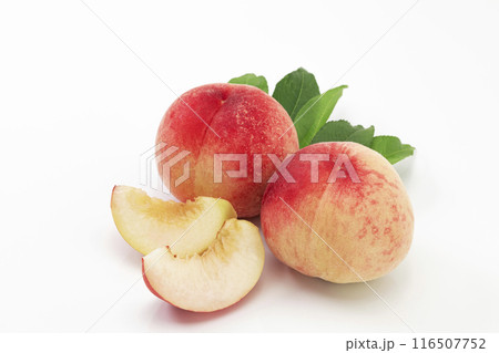 白バックの葉を添えた夏の人気フルーツ桃 116507752