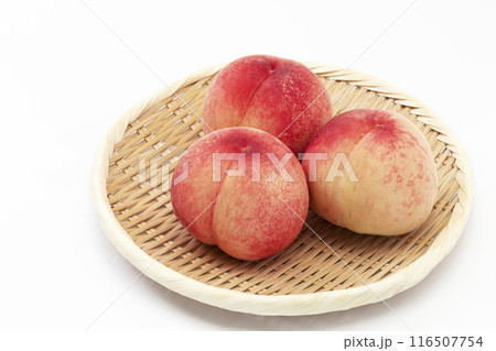 白バックで盆ざるに乗せた夏の人気フルーツ桃 116507754