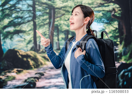 晴天の中で登山をする女性 晴天の中で登山をする女性 116508033