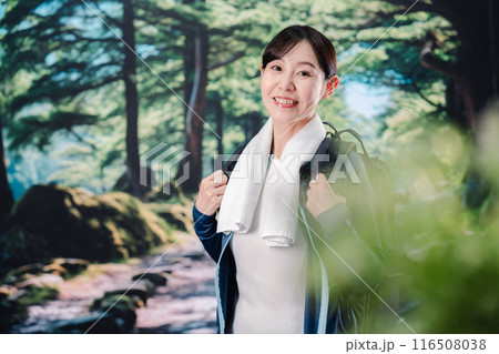 晴天の中で登山をする女性 晴天の中で登山をする女性 116508038