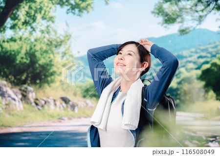 晴天の中で登山をする女性 116508049