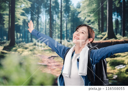 晴天の中で登山をする女性 晴天の中で登山をする女性 116508055