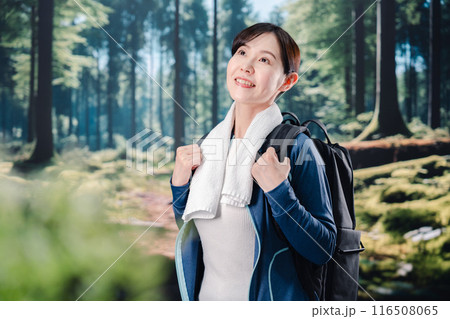 晴天の中で登山をする女性 晴天の中で登山をする女性 116508065