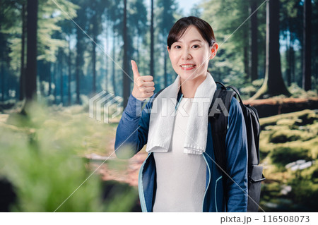 晴天の中で登山をする女性 晴天の中で登山をする女性 116508073