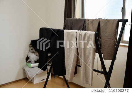 ズボン4着を室内干ししている 116508277
