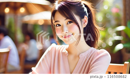 カフェのテラスでデートする若い女性 116508682