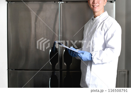 厨房で点検する衛生服を着たアジア人男性 116508791