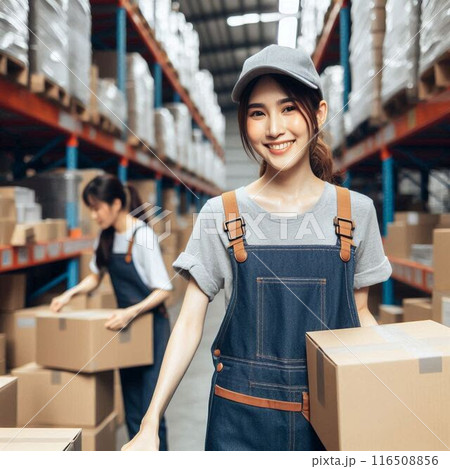 物流倉庫で働く女性 116508856
