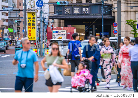 日本の東京都市景観 復活インバウンド…外国人観光客らで賑わう浅草駅前などを望む＝7月11日 116509371