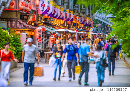 日本の東京都市景観 インバウンド復活…緑に映える渋谷駅前の渋谷横丁などを望む=7月11日 日本の東京都市景観 インバウンド復活…緑に映える渋谷駅前の渋谷横丁などを望む=7月11日 116509397