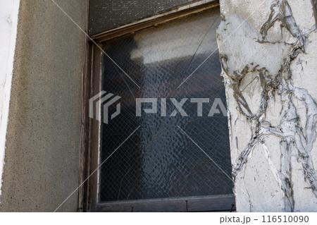 古い建物のガラス窓 116510090