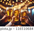 グラスビールを持って乾杯する人々の手 116510684