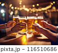 グラスビールを持って乾杯する人々の手 116510686