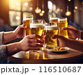 グラスビールを持って乾杯する人々の手 116510687