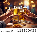 グラスビールを持って乾杯する人々の手 116510688