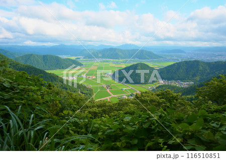 文殊山の登山道から見た山間の田園風景 116510851